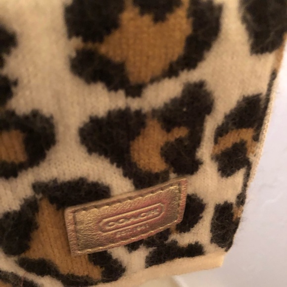 Coach, wool, scarf. Perfect accessory to liven up a winter outfit. - Picture 4 of 4